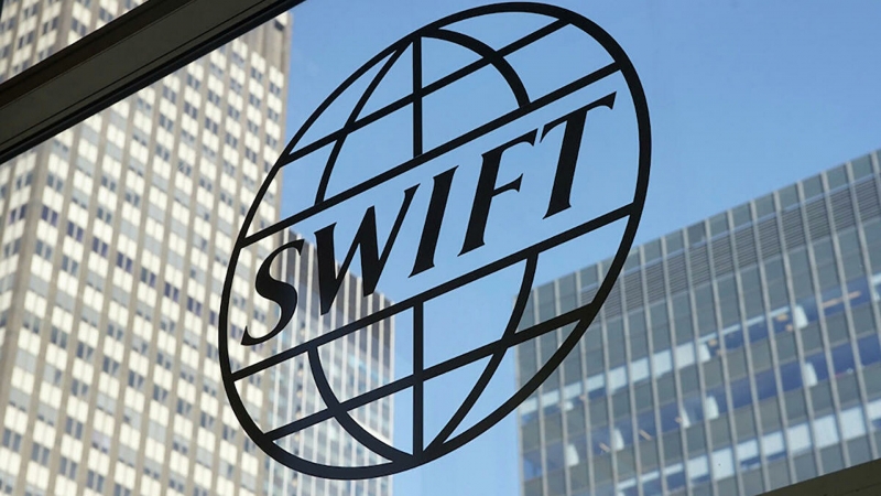 Кулеба заявил, что отключение России от SWIFT было бы "грандиозным"
