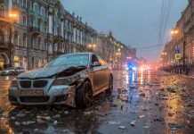 Как выкуп битых машин в Санкт-Петербурге помогает вернуть деньги за повреждённый автомобиль Повреждённый автомобиль на улице Санкт-Петербурга после ДТП